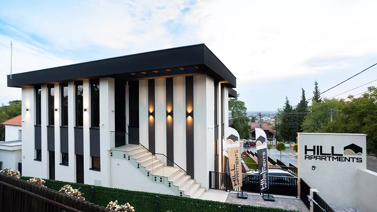 Hill Apartments, spoljašnjost objekta