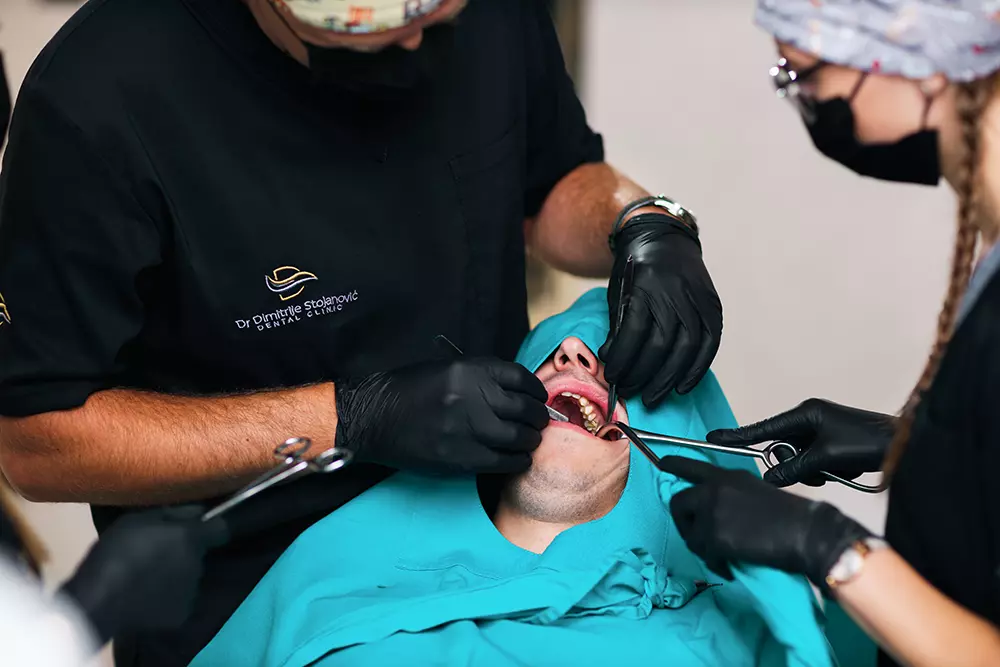 Dr Dimitrije Stojanović Implantologija All on 4